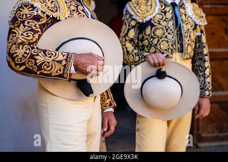 Crop unkenntlich Stierkämpfer in traditionellen Kostümen mit Stickereien mit Hüten und Vorbereitung für Corrida Festival dekoriert Stockfoto