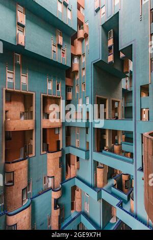 Modernes Wohngebäude mit geometrischen Wänden in der Stadt Barcelona Stockfoto