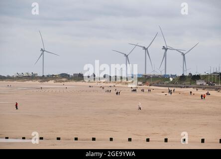 Windturbinen in der Nähe der South Bay in Bridlington. Stockfoto