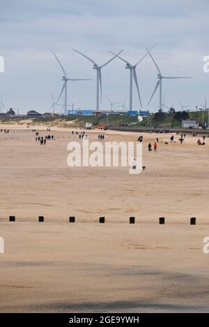 Windturbinen in der Nähe der South Bay in Bridlington. Stockfoto