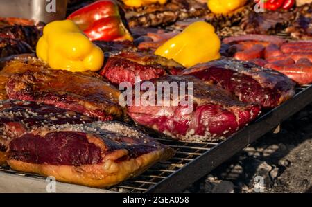 Verschiedene Schnitte von Roastbeef mit Zwiebeln gekrönt Stockfoto