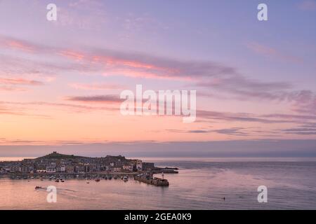 Farbenfrohe Sonnenuntergänge und Wolken über dem Hafen von St. Ives. Stockfoto