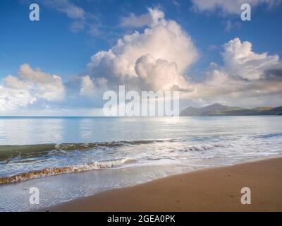 Wellen an einem einsamen Strand der Halbinsel Llyn. Stockfoto