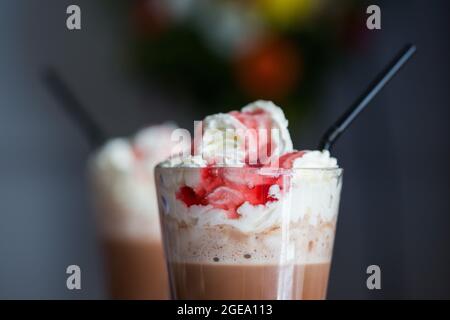 Eistkaffee aus Erdbeer und Schokolade mit Rahm und Stroh Stockfoto