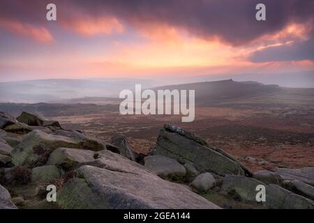 Blick von den Felsen des Higger Tors auf Surprise Blick bei Sonnenuntergang. Stockfoto