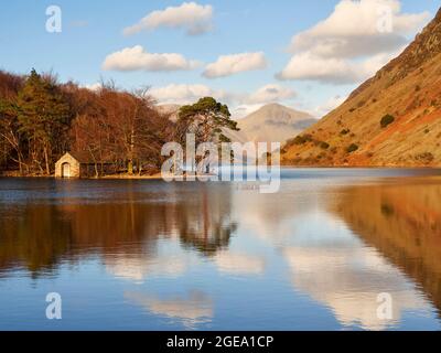 Reflexionen auf dem Wastwater See im Abendlicht. Stockfoto