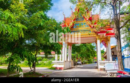 Farbenfrohe Architektur des Eingangstors zum Wat Plai Laem Tempel auf der Insel Koh Samui Surat Thani Thailand Stockfoto