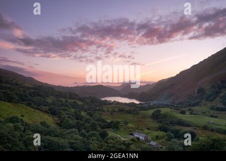 Blick entlang des Wertes zum Sonnenuntergang über dem Llyn Gwynant See. Stockfoto