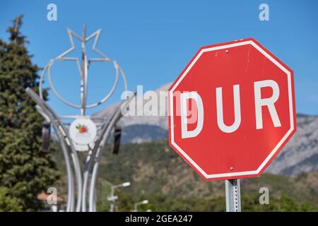 Das Straßenschild IN Turkish DUR ist in der Türkei vor Bergen verboten. Hochwertige Fotos Stockfoto