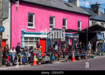 Drimoleague, West Cork, Irland. August 2021. Der erste Tag, an dem die ITV-Dramatisierung von Graham Nortons Buch „Holding“ gedreht wurde, findet heute in Drimoleague, West Cork, statt. Die Dreharbeiten finden für den Rest der Woche in Drimoleague statt. Quelle: AG News/Alamy Live News Stockfoto