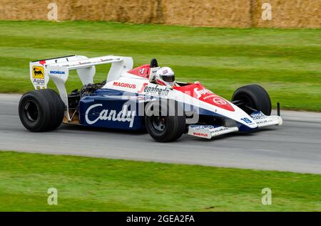 Toleman TG184 auf dem Goodwood Festival of Speed Autorennen Event 2014. Formel-1-Rennwagen der 80er-Jahre, der den Bergaufstieg hinauffährt Stockfoto