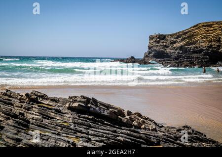 Felsen am Strand in Zambujeira do Mar, Naturpark Vicentina-Küste, Alentejo, Portugal Stockfoto