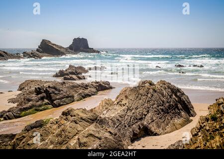 Felsen am Strand in Zambujeira do Mar, Naturpark Vincentina-Küste, Alentejo, Portugal Stockfoto