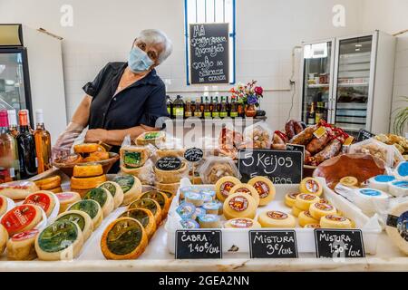 Zambujeira do Mar, Portugal - 28. Juni 2021: Verkäufer auf dem städtischen Markt mit lokalen Produkten wie Käse, Fleisch, Wein und mehr Stockfoto