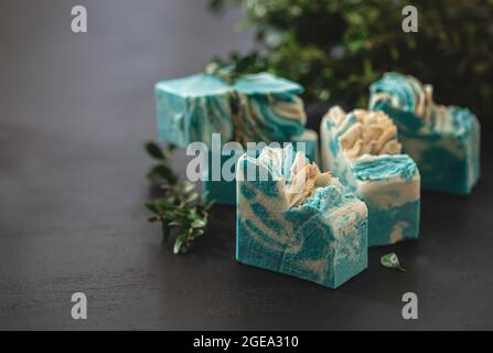 Duftende handgemachte natürliche Öko Seife. Gesunde Haut. Kosmetikseife aus natürlichen Inhaltsstoffen. Kopierbereich, selektiver Fokus. Stockfoto