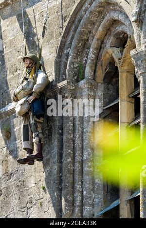 Hommage an die fallschirmjäger des amerikanischen Zweiten Weltkriegs, Sainte-Mere Eglise, Manche Department, Cotentin, Normandie Region, Frankreich Stockfoto