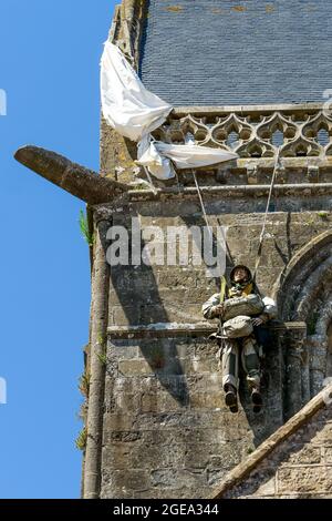 Hommage an die fallschirmjäger des amerikanischen Zweiten Weltkriegs, Sainte-Mere Eglise, Manche Department, Cotentin, Normandie Region, Frankreich Stockfoto