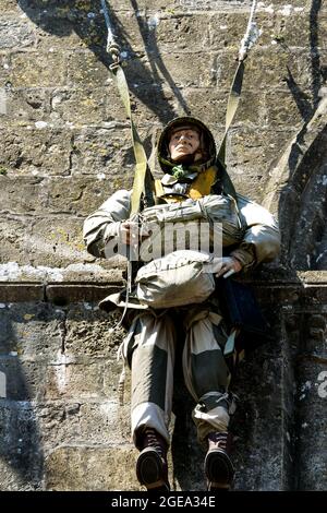 Hommage an die fallschirmjäger des amerikanischen Zweiten Weltkriegs, Sainte-Mere Eglise, Manche Department, Cotentin, Normandie Region, Frankreich Stockfoto