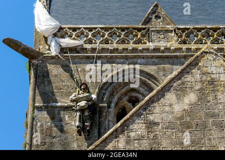 Hommage an die fallschirmjäger des amerikanischen Zweiten Weltkriegs, Sainte-Mere Eglise, Manche Department, Cotentin, Normandie Region, Frankreich Stockfoto