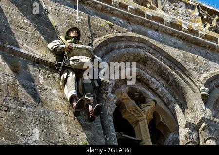 Hommage an die fallschirmjäger des amerikanischen Zweiten Weltkriegs, Sainte-Mere Eglise, Manche Department, Cotentin, Normandie Region, Frankreich Stockfoto