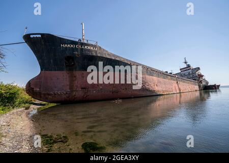 Ein verlassenes Frachtschiff liegt am Schwarzen Meer in der Nähe der kriegszerstörten Stadt Ochamchire in Abchasien. Stockfoto