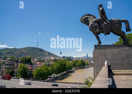 Reiterstatue von König David IV. Auf den Mekhi-Klippen mit Blick auf Tiflis in Georgien. Stockfoto