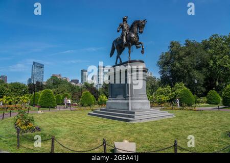 Eine Reiterstatue von General George Washington am Eingang des Boston Common. Stockfoto
