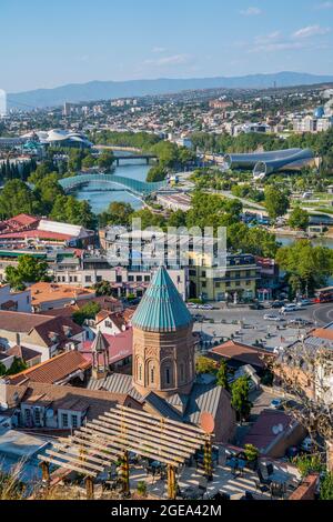 Ein Blick auf Tiflis von der Festung Narikala. Stockfoto