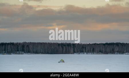 Eisfischerzelt auf einem gefrorenen See in der Uralregion in Russland Stockfoto