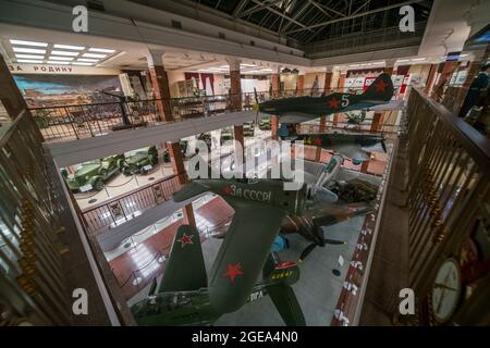 Sowjetische Flugzeuge aus der zweiten Ära des Zweiten Weltkriegs hängen in einem Kriegsmuseum in Jekaterinburg in Russland in einem anmutigen Festflug von der Decke. Stockfoto