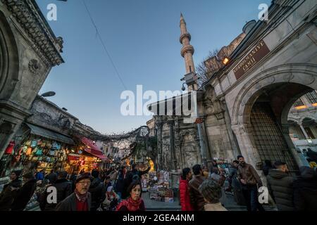 Mit 61 überdachten Straßen und über 4000 Geschäften ist der große Basar in Istanbul einer der größten und ältesten überdachten Märkte der Welt. Stockfoto