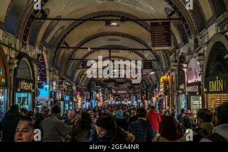 Mit 61 überdachten Straßen und über 4000 Geschäften ist der große Basar in Istanbul einer der größten und ältesten überdachten Märkte der Welt. Stockfoto