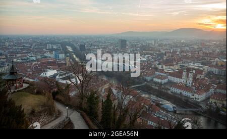 Graz ist die Hauptstadt des südösterreichischen Bundeslandes Steiermark. Im Herzen liegt der Hauptplatz, der Hauptplatz der mittelalterlichen Altstadt. Wunderschöne Sonne Stockfoto