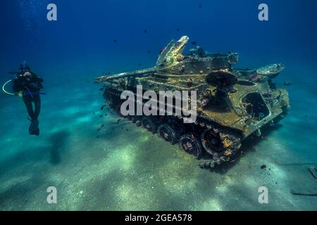 Die Waffen drehten nach außen, als ob sie einen Gegner in die Tiefe eingreifen würden, während ein Panzer lautlos auf dem Boden des Roten Meeres in der Nähe von Aqaba in Jordanien sitzt. Stockfoto