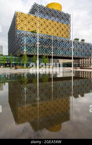 Die Bibliothek von Birmingham spiegelt sich im Wasserspiel am Centenary Square, Birmingham, Großbritannien, wider Stockfoto