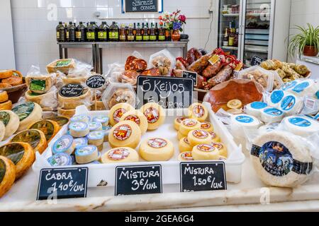 Zambujeira do Mar, Portugal - 28. Juni 2021: Kommunaler Markt mit lokalen Produkten wie Käse, Fleisch und mehr Stockfoto