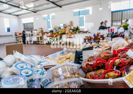 Zambujeira do Mar, Portugal - 28. Juni 2021: Traditioneller Markt mit lokalen Produkten wie Käse, Fleisch, Gemüse und Obst Stockfoto