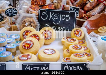 Zambujeira do Mar, Portugal - 28. Juni 2021: Kommunaler Markt mit lokalen Produkten wie Käse, Fleisch und mehr Stockfoto