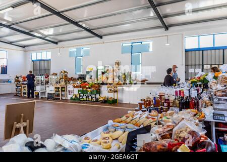 Zambujeira do Mar, Portugal - 28. Juni 2021: Traditioneller Markt mit lokalen Produkten wie Käse, Fleisch, Gemüse und Obst Stockfoto