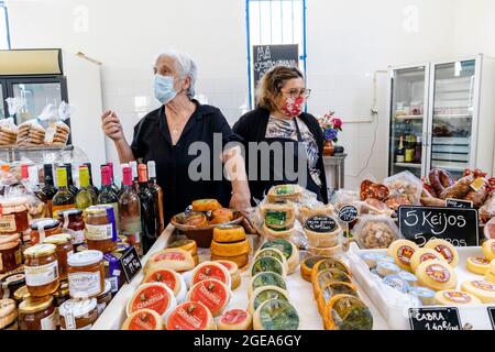 Zambujeira do Mar, Portugal - 28. Juni 2021: Verkäufer auf dem städtischen Markt mit lokalen Produkten wie Käse, Fleisch, Wein und mehr Stockfoto