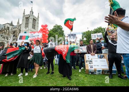 London, Großbritannien. 18. August 2021. Mitglieder der britischen afghanischen Gemeinschaft protestieren auf dem Parliament Square als Reaktion auf die Übernahme Afghanistans durch die Taliban. Das Parlament wurde frühzeitig zurückgerufen, damit Premierminister Boris Johnson und Abgeordnete über die Entscheidung der britischen Regierung diskutieren, 20,000 gefährdete afghanische Flüchtlinge, insbesondere Frauen und Kinder, ins Land zu bringen. Kredit: Stephen Chung / Alamy Live Nachrichten Stockfoto