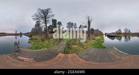 Full spherical hdri Panorama 360 Grad Winkelansicht auf hölzernen Pier im See in der Nähe von alten verlassenen Landestelle debarkader in äquirectangular Projektion w Stockfoto