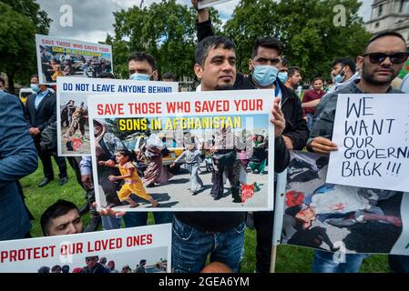 London, Großbritannien. 18. August 2021. Mitglieder der britischen afghanischen Gemeinschaft protestieren auf dem Parliament Square als Reaktion auf die Übernahme Afghanistans durch die Taliban. Das Parlament wurde frühzeitig zurückgerufen, damit Premierminister Boris Johnson und Abgeordnete über die Entscheidung der britischen Regierung diskutieren, 20,000 gefährdete afghanische Flüchtlinge, insbesondere Frauen und Kinder, ins Land zu bringen. Kredit: Stephen Chung / Alamy Live Nachrichten Stockfoto