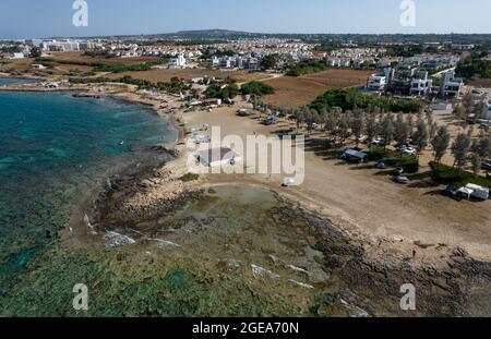 Luftdrohnenansicht der Agia Triada Küste und der Menschen, die im Meer schwimmen. Protaras Paralimni Zypern Stockfoto