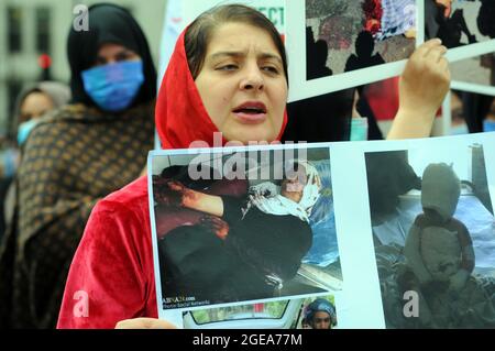 London, Großbritannien. August 2021. Afghanische Proteste auf dem Parliament Square vor dem Parlamentsgebäude, als die Taliban die Kontrolle über Afghanistan übernehmen. Kredit: JOHNNY ARMSTEAD/Alamy Live Nachrichten Stockfoto