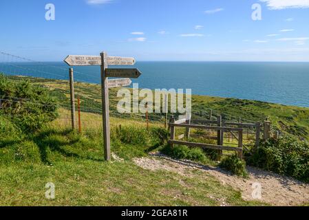 Wegweiser auf dem South West Coast Path in Lulworth Cove, West Lulworth, Dorset, Großbritannien Stockfoto