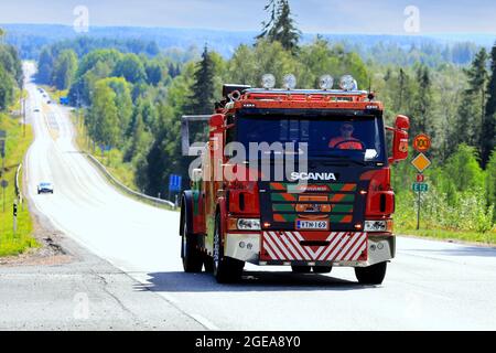 Scania Abschleppwagen Erihinaus fährt auf der Autobahn 3 am Tag des LKW-Konvois zur Power Truck Show 2021. Ikaalinen, Finnland. 12. August 2021. Stockfoto