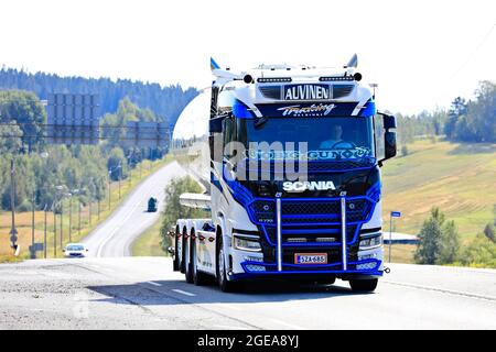 Wunderschön angepasste Scania R770 LKW Big Gun von Auvinen Trucking auf dem Highway 3 auf dem Weg zur Power Truck Show 2021. Ylojarvi, Finnland. 12. August 2021 Stockfoto