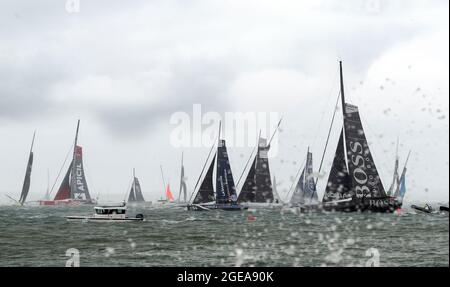 Start der Imoca 60-Flotte beim Rolex Fastnet Race 2021, Cowes, Isle of Wight, England Stockfoto