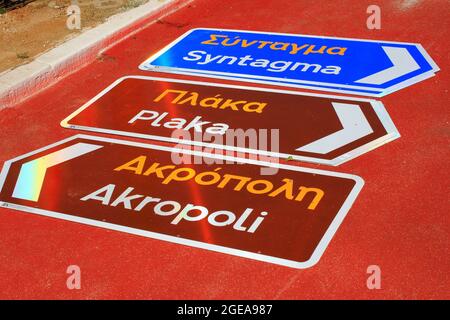 Griechenland, Athen, Juni 16 2020 - Straßenschilder auf Asphalt, Fußgänger im Bau. Stockfoto